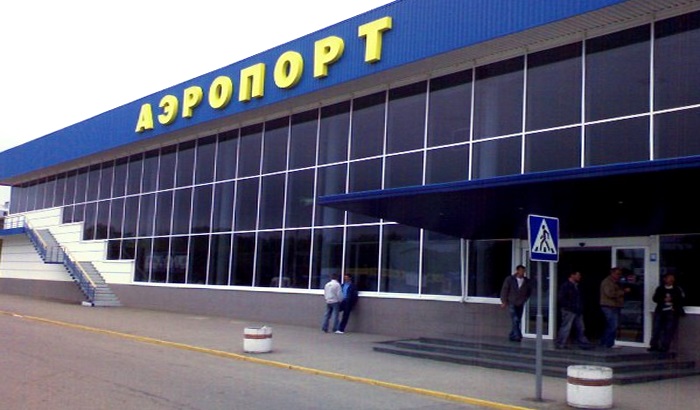 Аэропорт Симферополя и остановки общественного транспорта.
